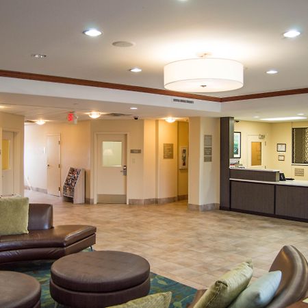 Candlewood Victoria By Ihg Bagian luar foto
