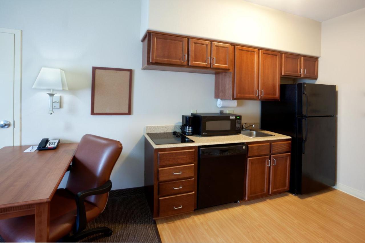 Candlewood Victoria By Ihg Bagian luar foto