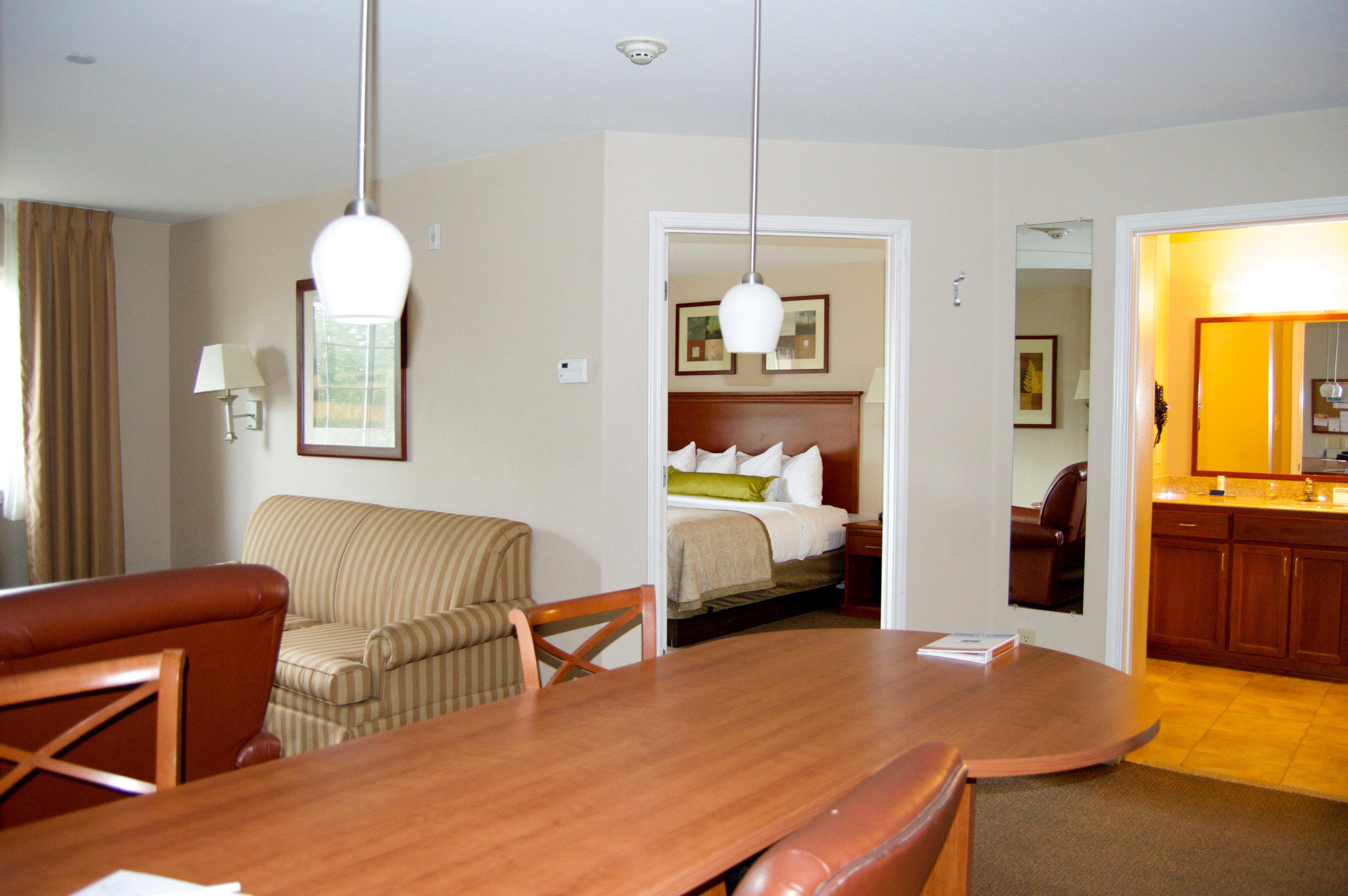 Candlewood Victoria By Ihg Bagian luar foto