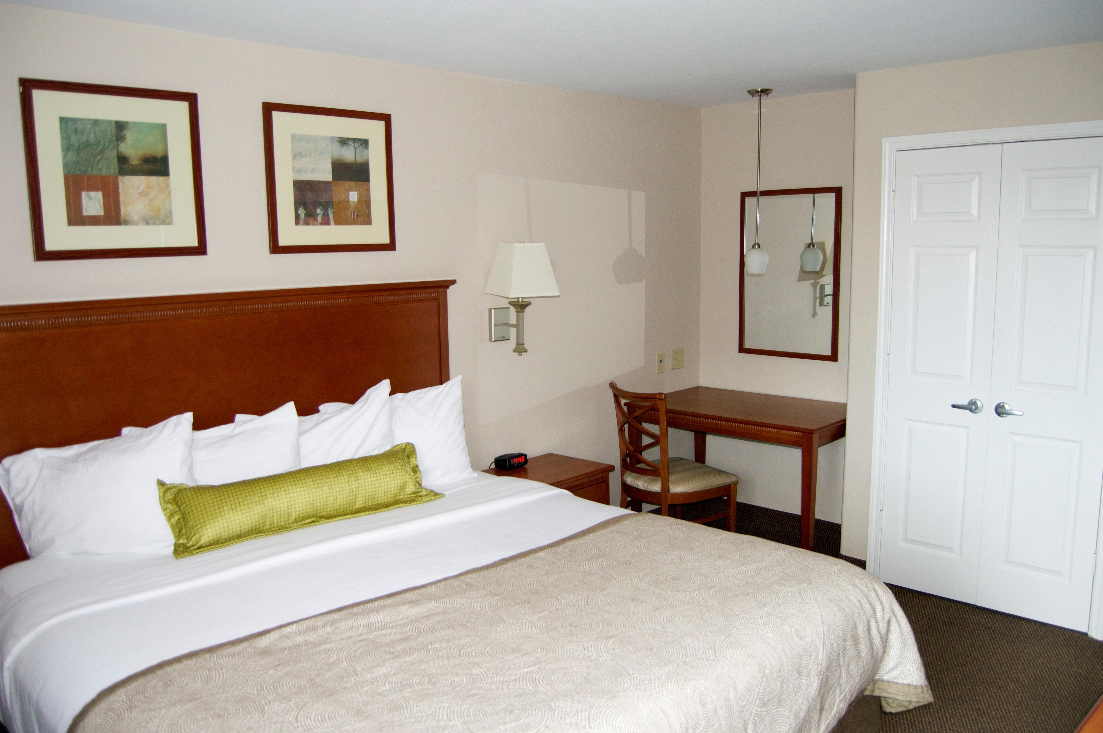 Candlewood Victoria By Ihg Bagian luar foto