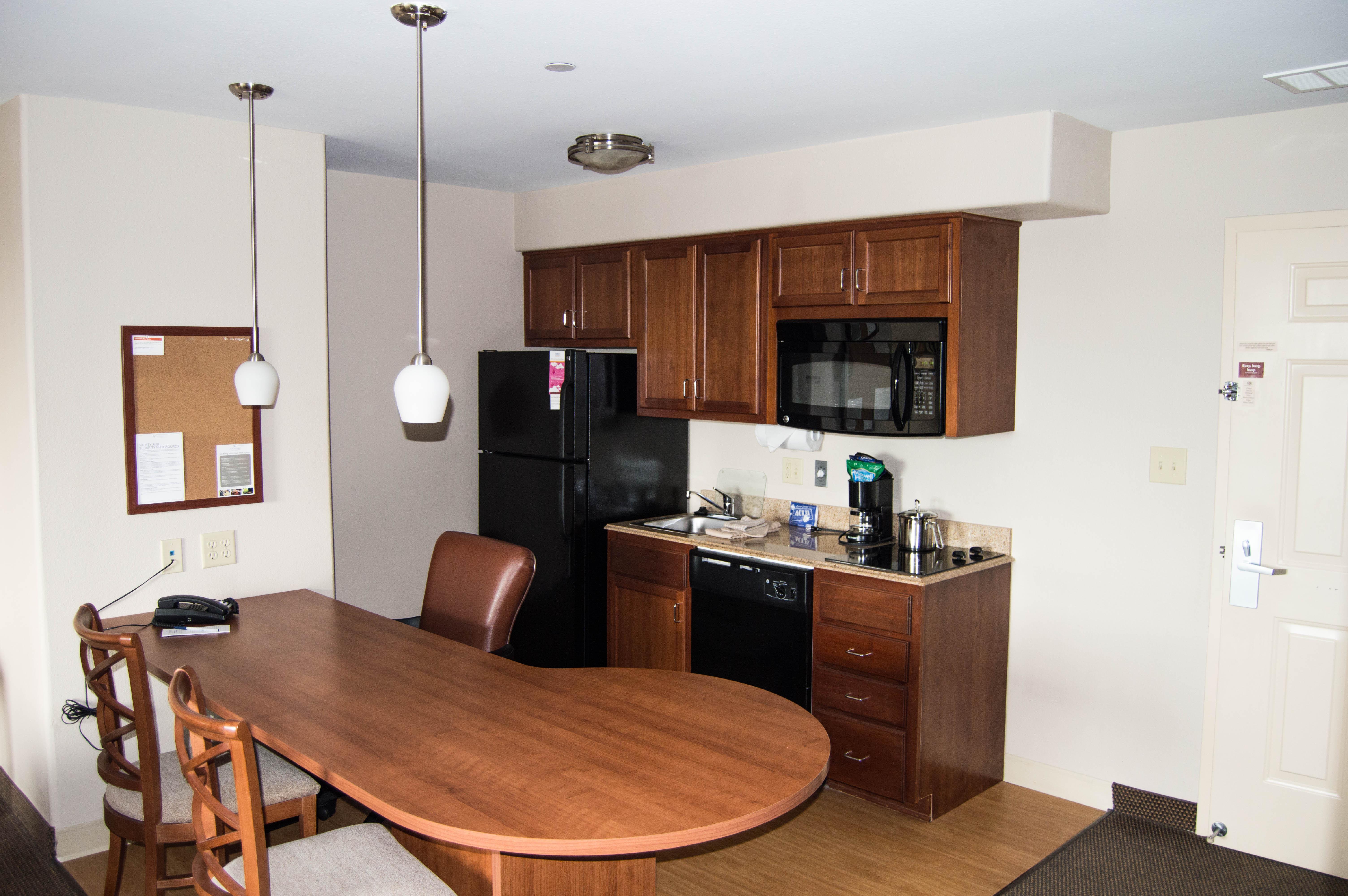 Candlewood Victoria By Ihg Bagian luar foto