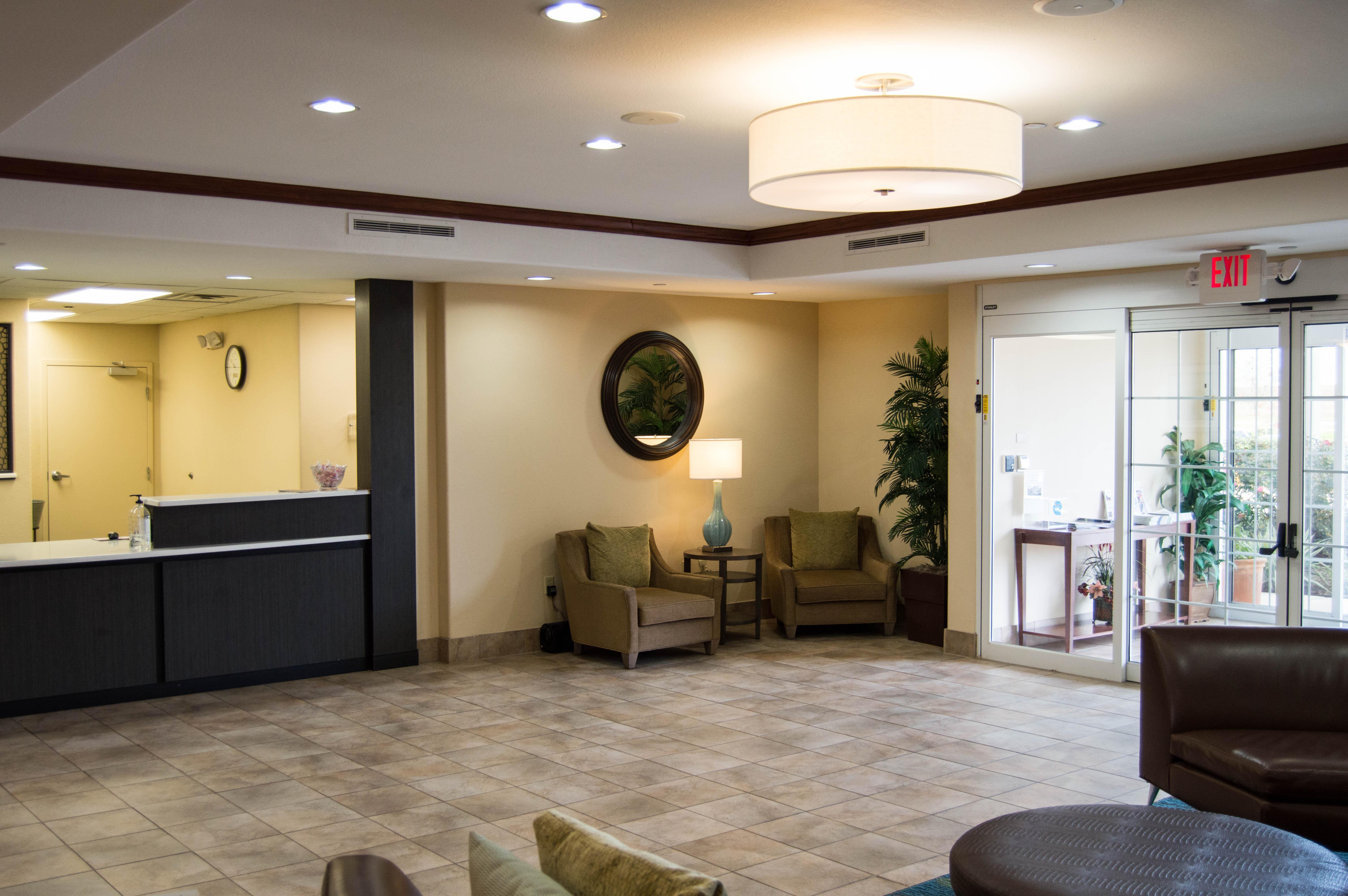 Candlewood Victoria By Ihg Bagian luar foto