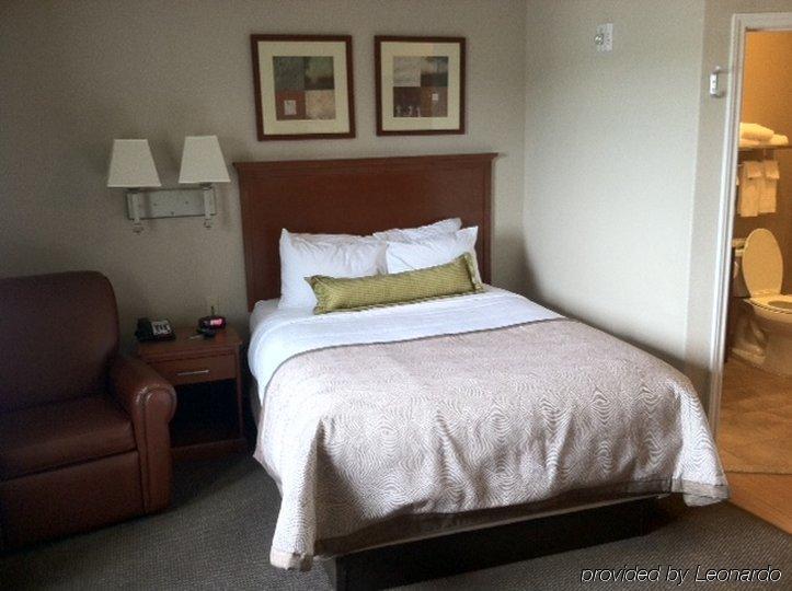 Candlewood Victoria By Ihg Bagian luar foto