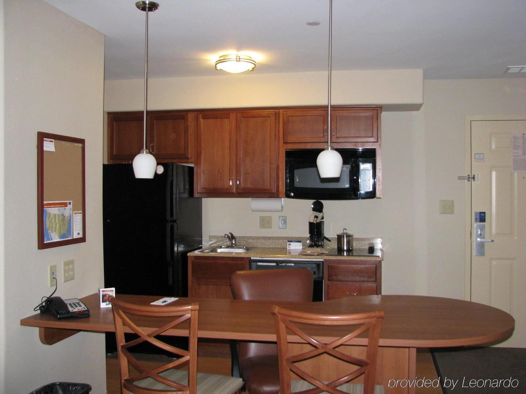 Candlewood Victoria By Ihg Bagian luar foto