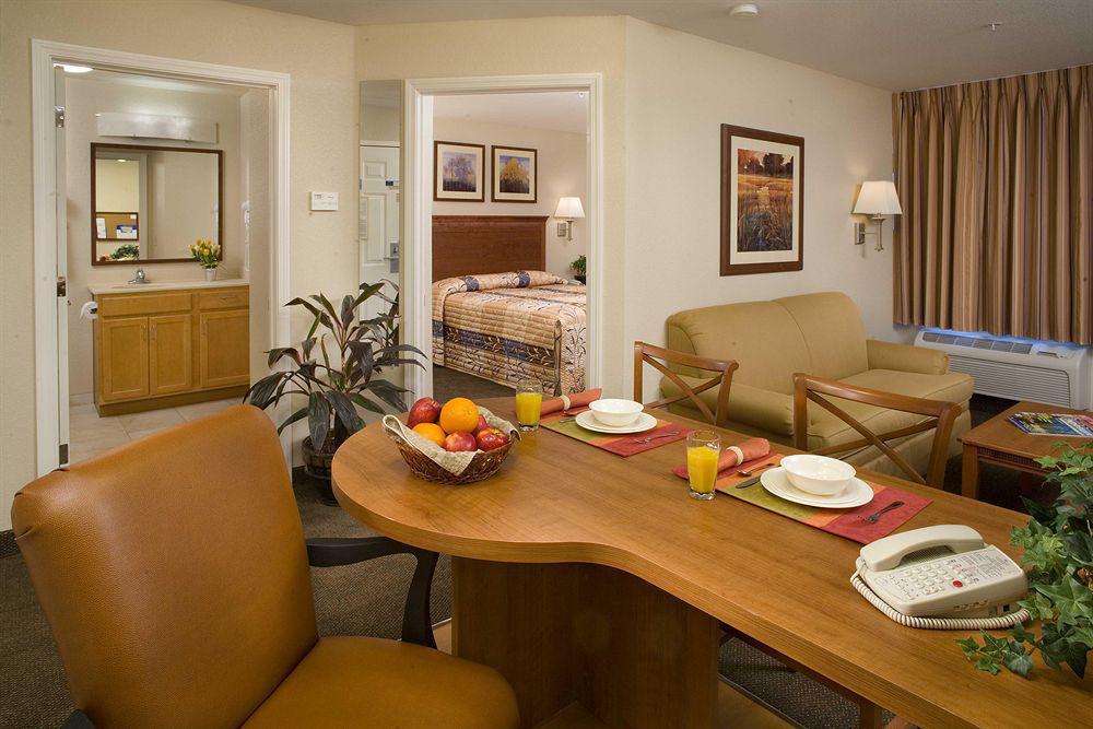 Candlewood Victoria By Ihg Ruang foto